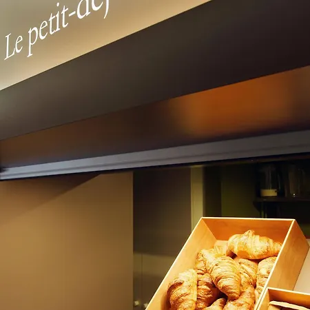 B&B Hotel Saint-Witz מלון