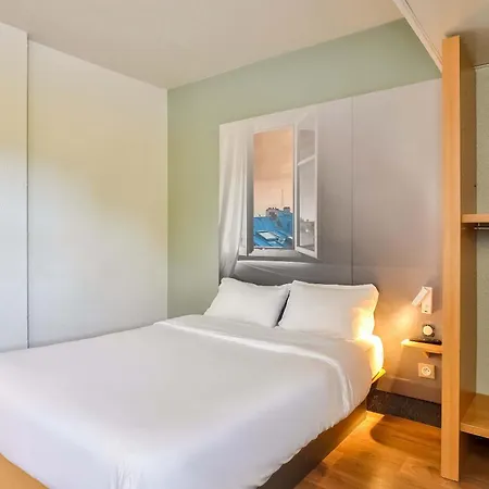 B&B Hotel Saint-Witz מלון