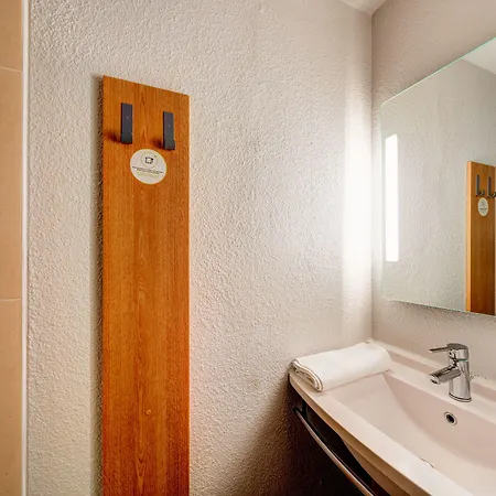 מלון B&B Hotel Saint-Witz 2*