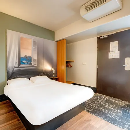 B&B Hotel Saint-Witz מלון