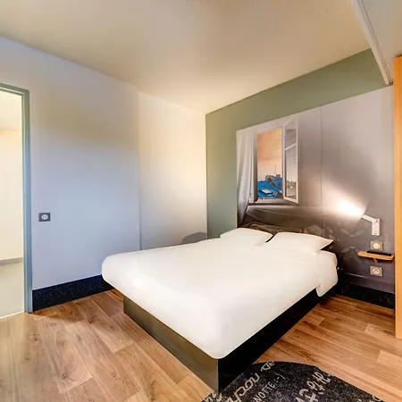 B&B Hotel Saint-Witz מלון