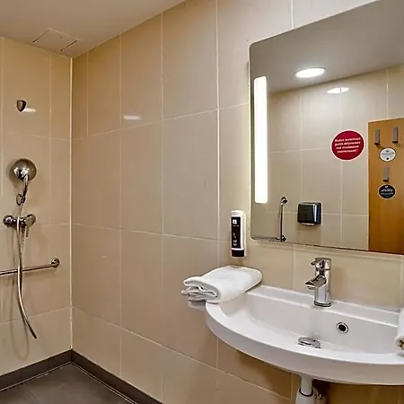 B&B Hotel Saint-Witz מלון